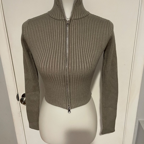 Edikted Cropped Sweater - Size XS/S - NEW With Tags. - Picture 3 of 13